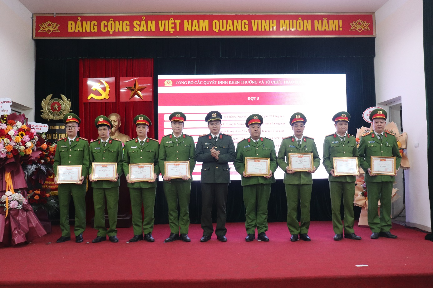 Ảnh có chứa trang phục, người, trong nhà, nhóm  Nội dung do AI tạo ra có thể không chính xác.