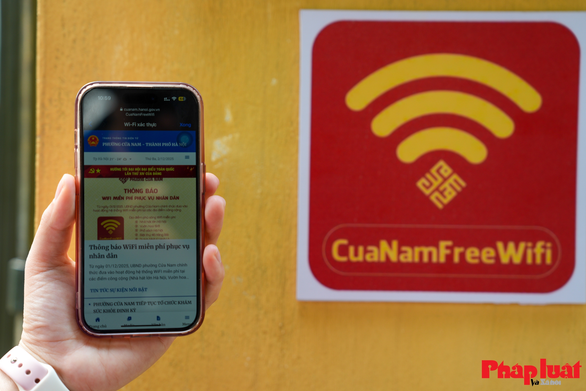 Người dân, du khách hào hứng sử dụng tiện ích wifi miễn phí tại phường Cửa Nam- Ảnh 1.