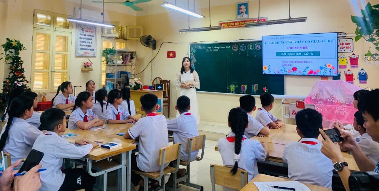 A person standing in front of a classroom with students  Description automatically generated