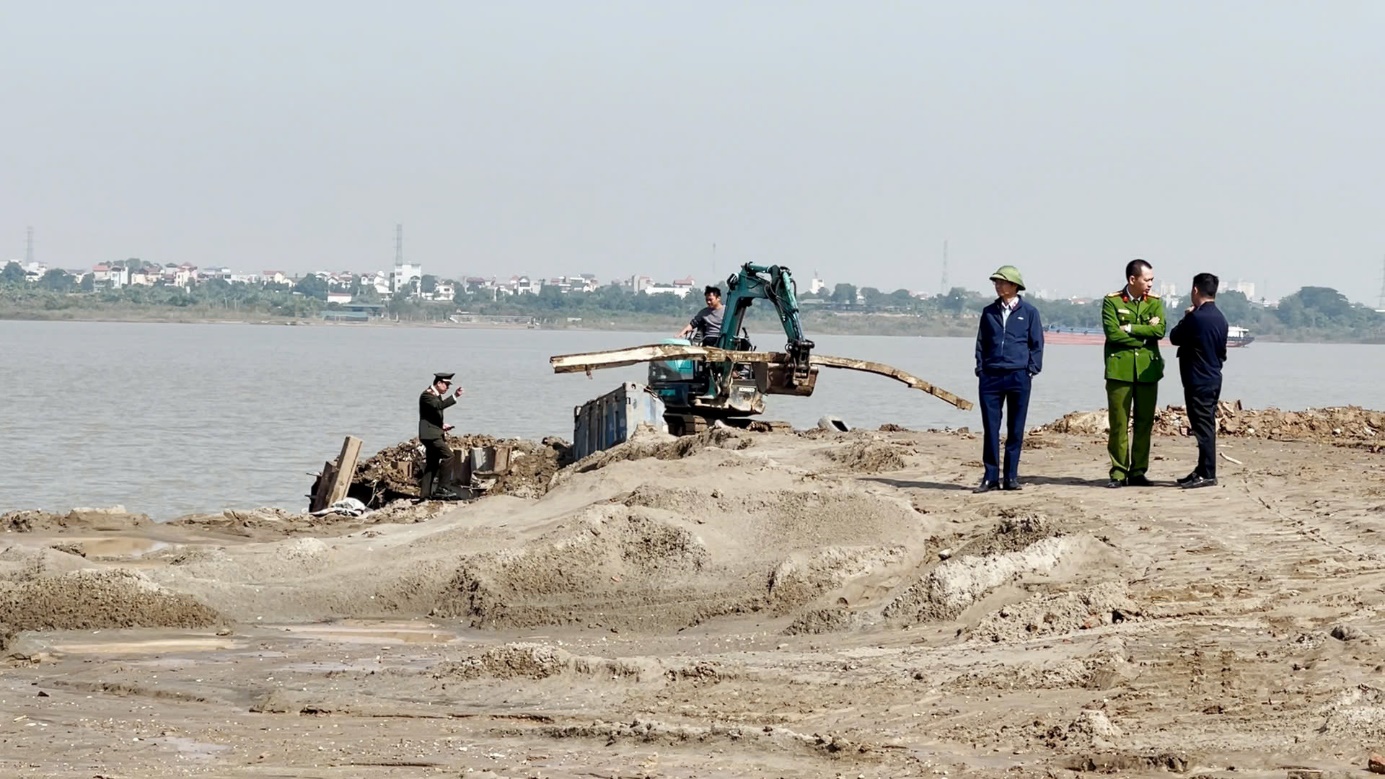 Tổ chức cưỡng chế buộc thực hiện biện pháp khắc phục hậu quả đối với các hành vi vi phạm hành chính trong lĩnh vực đê điều trên địa bàn phường Thượng Cát- Ảnh 3.