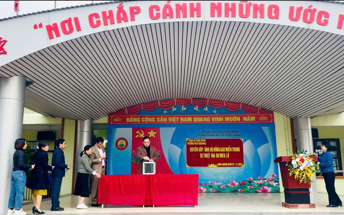 Ảnh: Thầy và trò trường THCS Bích Hoà quyên góp ủng hộ đồng bào Miền Trung