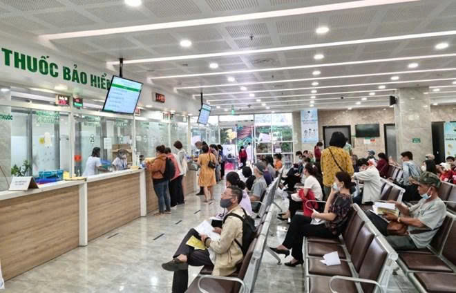 Người từ đủ 65 tuổi đến dưới 75 cần liên hệ UBND phường để làm thủ tục cấp thẻ BHYT- Ảnh 1.