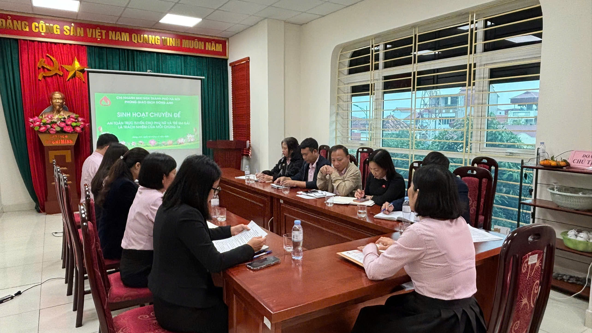 PHÒNG GIAO DỊCH NHCSXH ĐÔNG ANH TỔ CHỨC SINH HOẠT CHUYÊN ĐỀ HƯỞNG ỨNG THÁNG HÀNH ĐỘNG VÌ BÌNH ĐẲNG GIỚI VÀ PHÒNG NGỪA ỨNG PHÓ VỚI BẠO LỰC TRÊN CƠ SỞ GIỚI NĂM 2025- Ảnh 2.