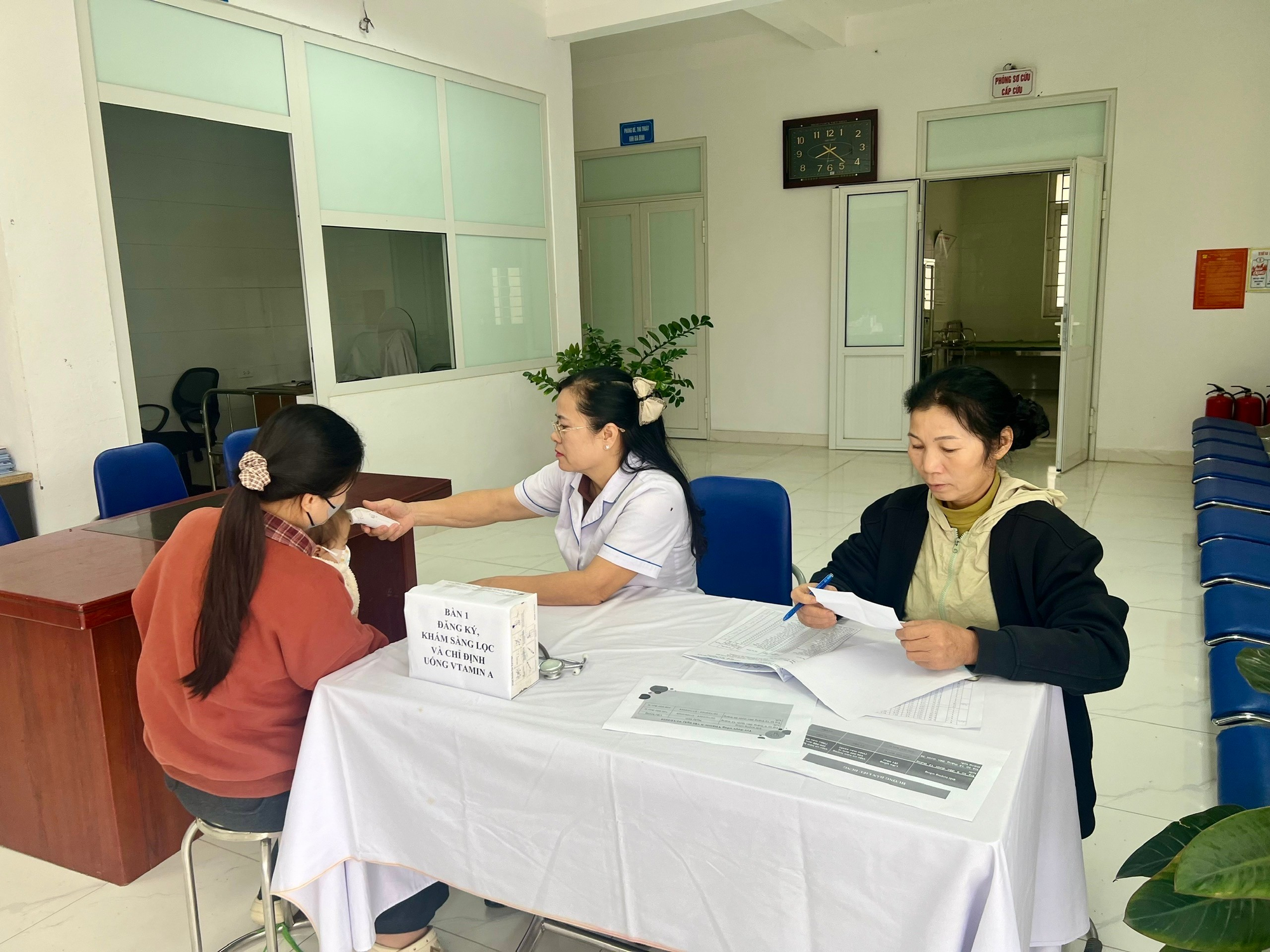 Xã Hồng Sơn đạt trên 99% trẻ trong độ tuổi được uống bổ sung Vitamin A- Ảnh 1.