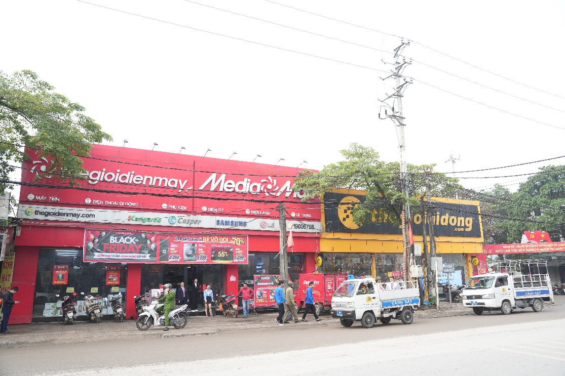 BCĐ 197 xã Quảng Oai ra quân giải toả vi phạm hành lang an toàn giao thông- Ảnh 1.