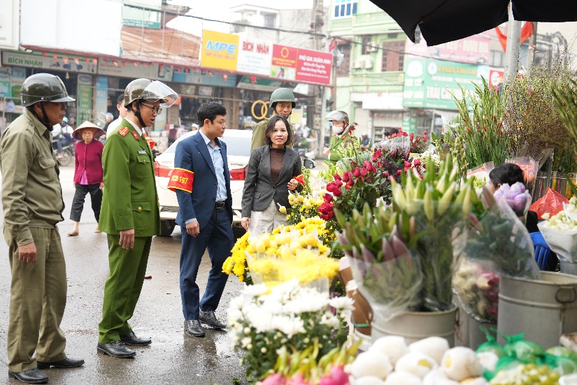 BCĐ 197 xã Quảng Oai ra quân giải toả vi phạm hành lang an toàn giao thông- Ảnh 2.