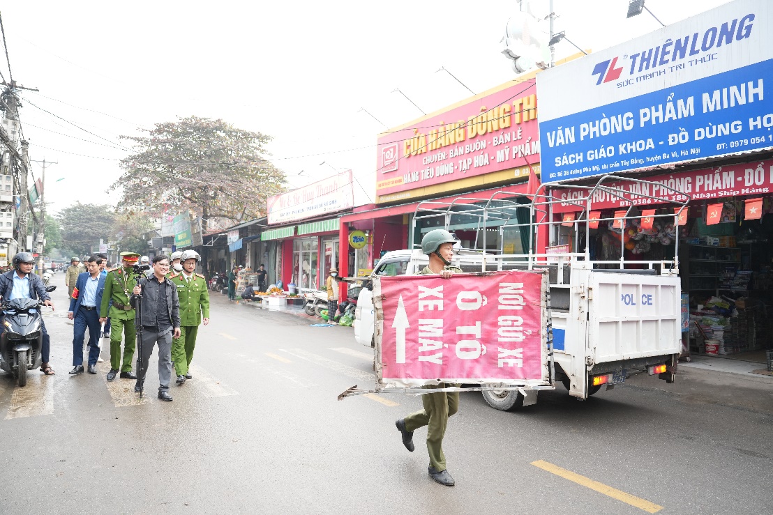 BCĐ 197 xã Quảng Oai ra quân giải toả vi phạm hành lang an toàn giao thông- Ảnh 3.