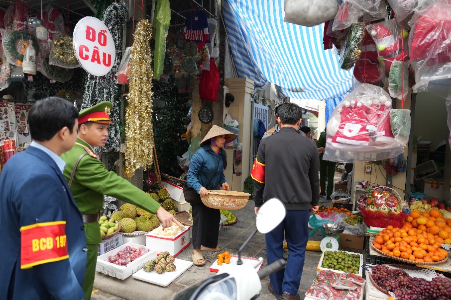 BCĐ 197 xã Quảng Oai ra quân giải toả vi phạm hành lang an toàn giao thông- Ảnh 4.