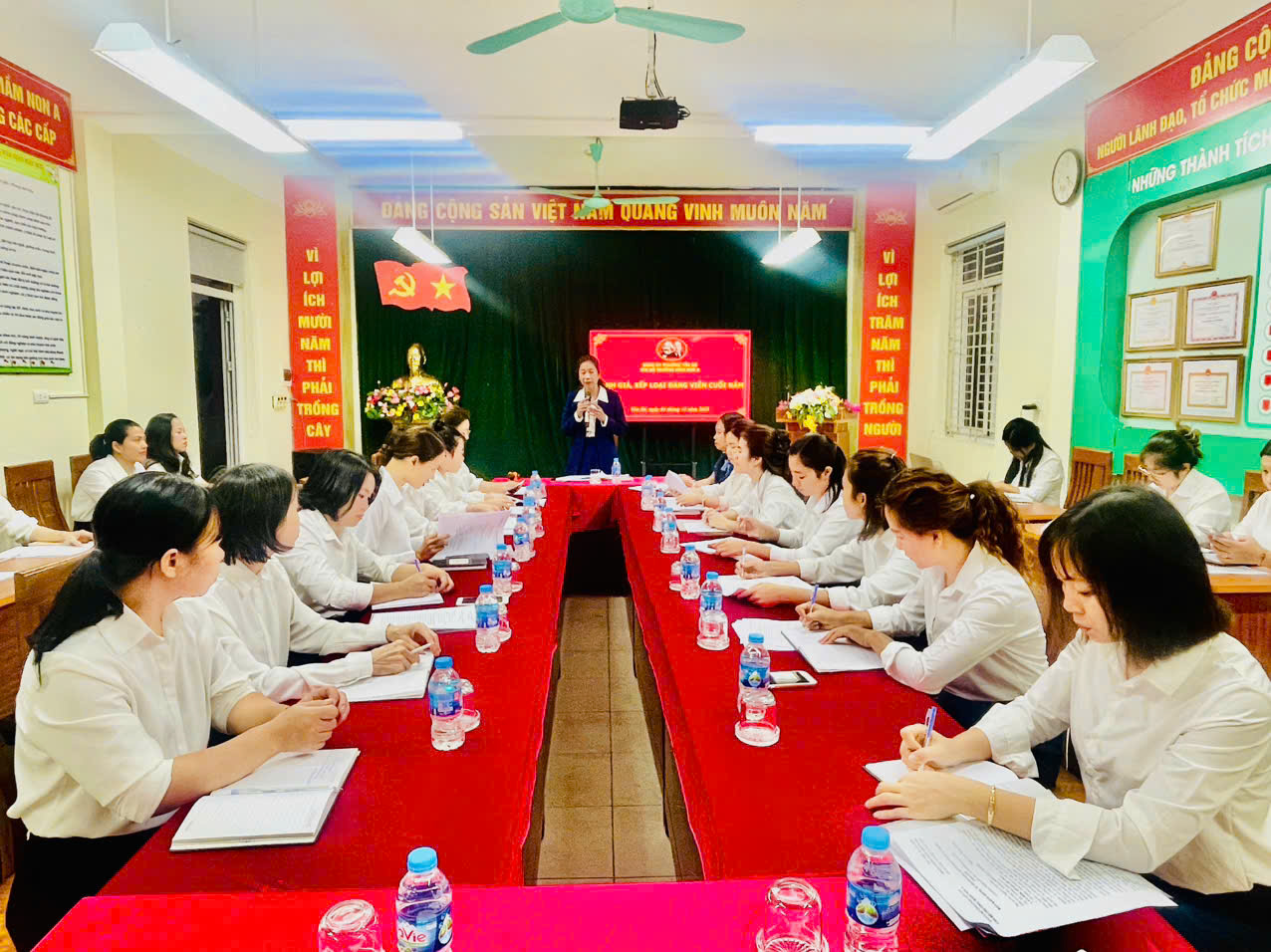 Chi bộ trường mầm non A tổ chức kiểm điểm và đánh giá và xếp loại chất lượng đảng viên cuối năm 2025- Ảnh 1.