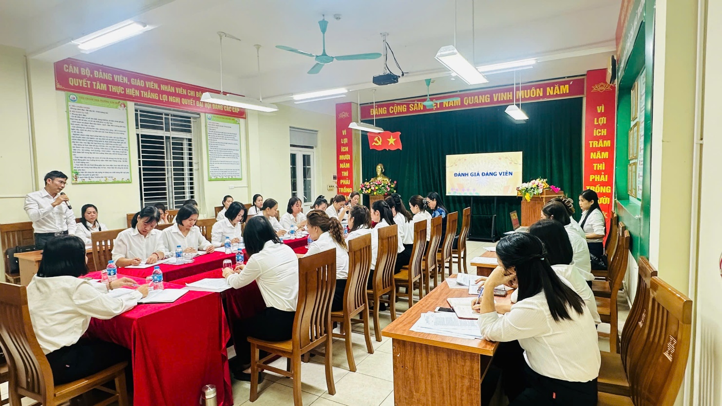 Chi bộ trường mầm non A tổ chức kiểm điểm và đánh giá và xếp loại chất lượng đảng viên cuối năm 2025- Ảnh 3.