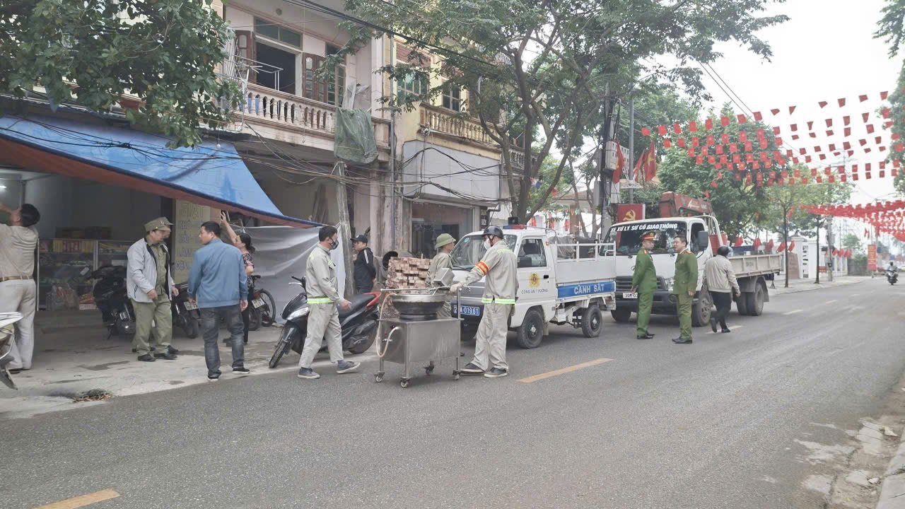 PHƯỜNG THƯỢNG CÁT RA QUÂN XỬ LÝ CÁC VI PHẠM TRẬT TỰ VĂN MINH ĐÔ THỊ, GIẢI TỎA CÁC ĐIỂM KINH DOANH TỰ PHÁT TRÊN ĐỊA BÀN- Ảnh 1.