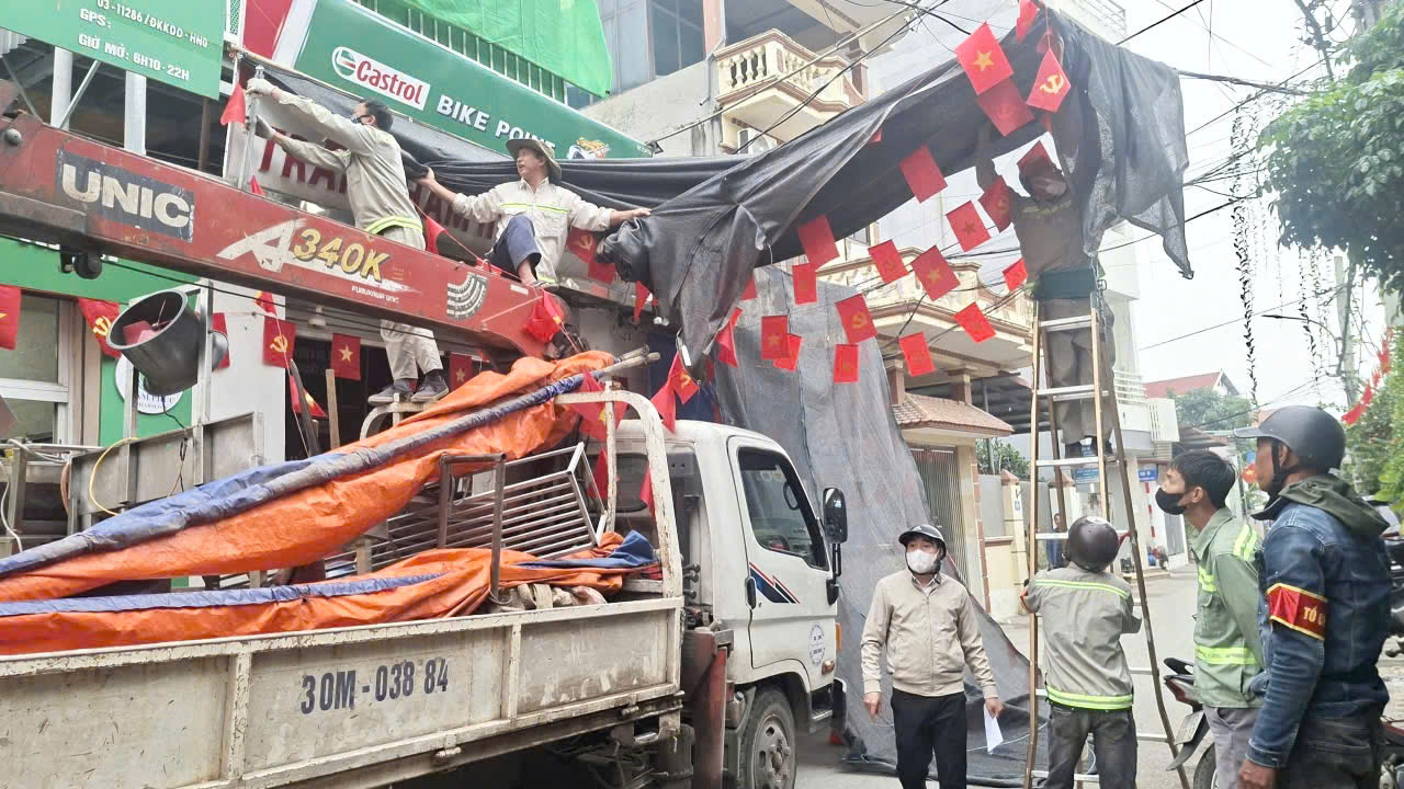 PHƯỜNG THƯỢNG CÁT RA QUÂN XỬ LÝ CÁC VI PHẠM TRẬT TỰ VĂN MINH ĐÔ THỊ, GIẢI TỎA CÁC ĐIỂM KINH DOANH TỰ PHÁT TRÊN ĐỊA BÀN- Ảnh 2.