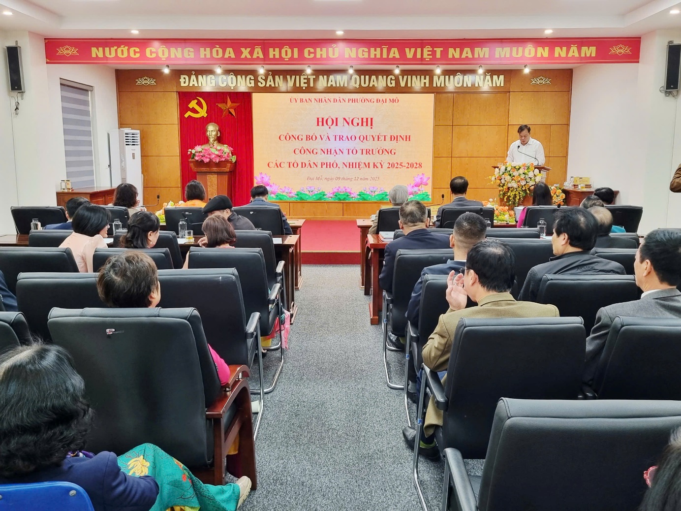 Phường Đại Mỗ tổ chức Hội nghị công bố và trao quyết định công nhận 26 Tổ trưởng Tổ dân phố nhiệm kỳ 2025 - 2028- Ảnh 1.