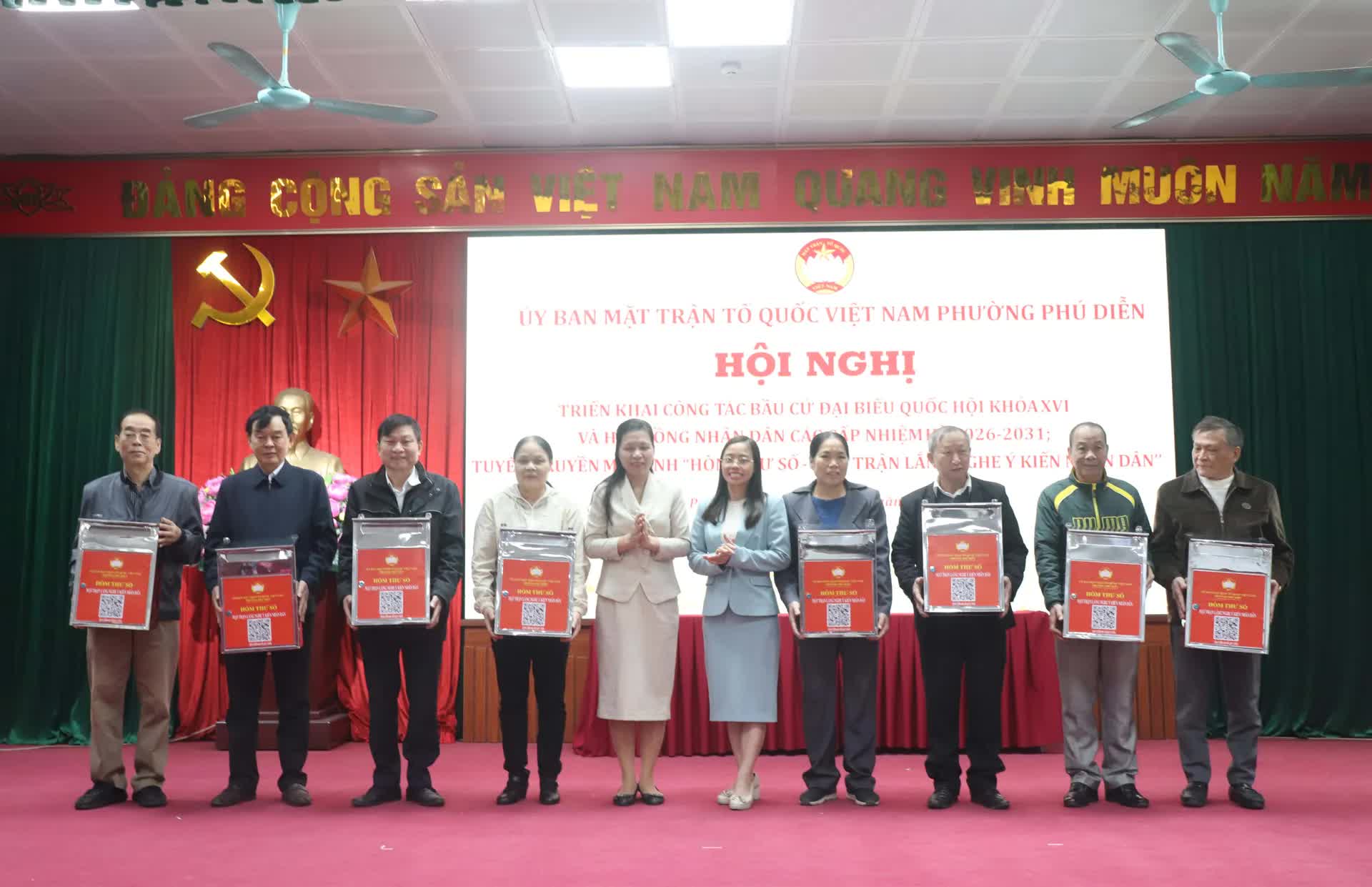 Phường Phú Diễn triển khai mô hình "Hòm thư số - Mặt trận lắng nghe ý kiến Nhân dân"- Ảnh 2.