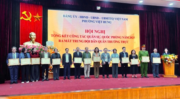 Phường Việt Hưng tổ chức Hội nghị Tổng kết công tác Quân sự - Quốc phòng địa phương năm 2025 và Ra mắt Trung đội Dân quân thường trực thuộc Ban CHQS phường Việt Hưng- Ảnh 4.