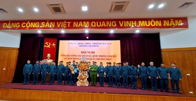 Phường Việt Hưng tổ chức Hội nghị Tổng kết công tác Quân sự - Quốc phòng địa phương năm 2025 và Ra mắt Trung đội Dân quân thường trực thuộc Ban CHQS phường Việt Hưng- Ảnh 5.