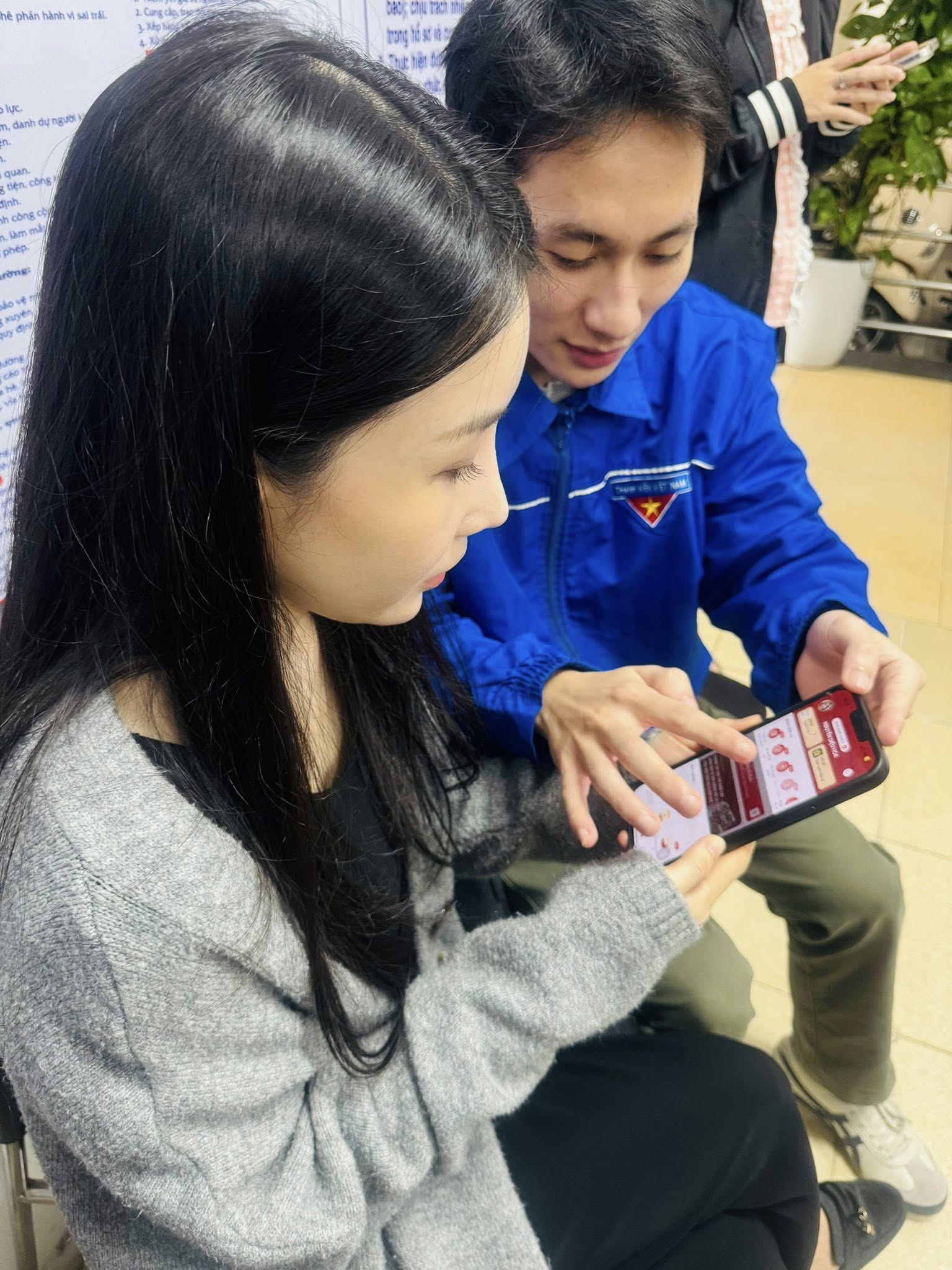 Phường Vĩnh Tuy ra quân triển khai chiến dịch hỗ trợ người dân tạo và sử dụng chứng thư chữ ký số công cộng trên ứng dụng VneID.- Ảnh 3.