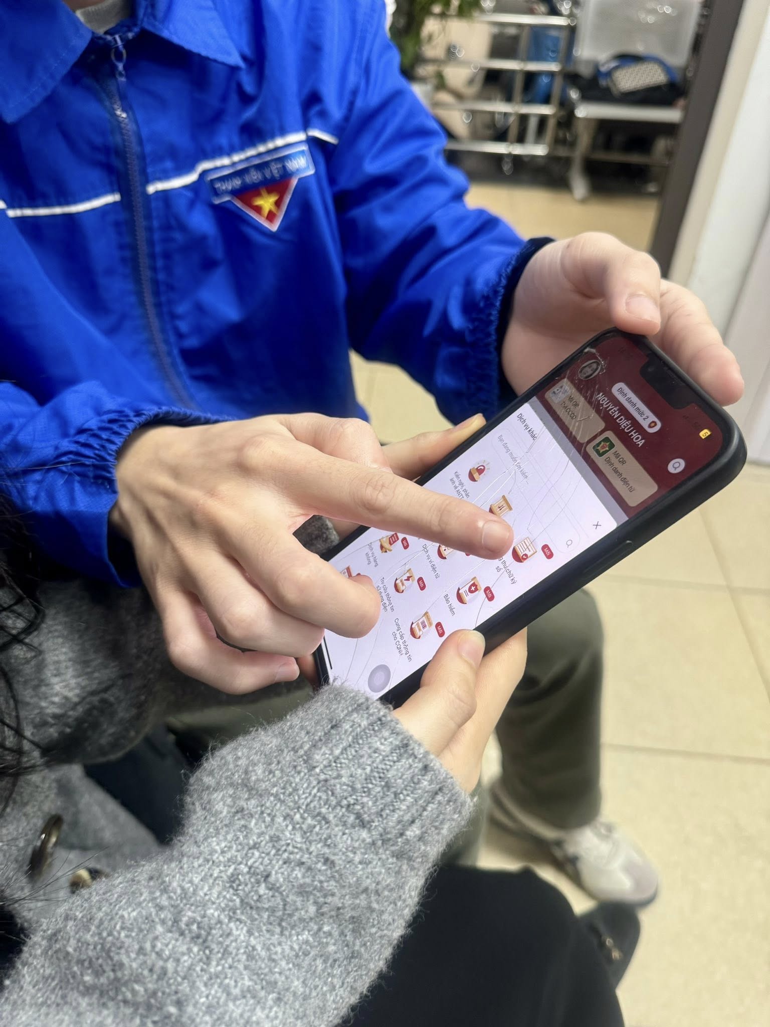 Phường Vĩnh Tuy ra quân triển khai chiến dịch hỗ trợ người dân tạo và sử dụng chứng thư chữ ký số công cộng trên ứng dụng VneID.- Ảnh 4.