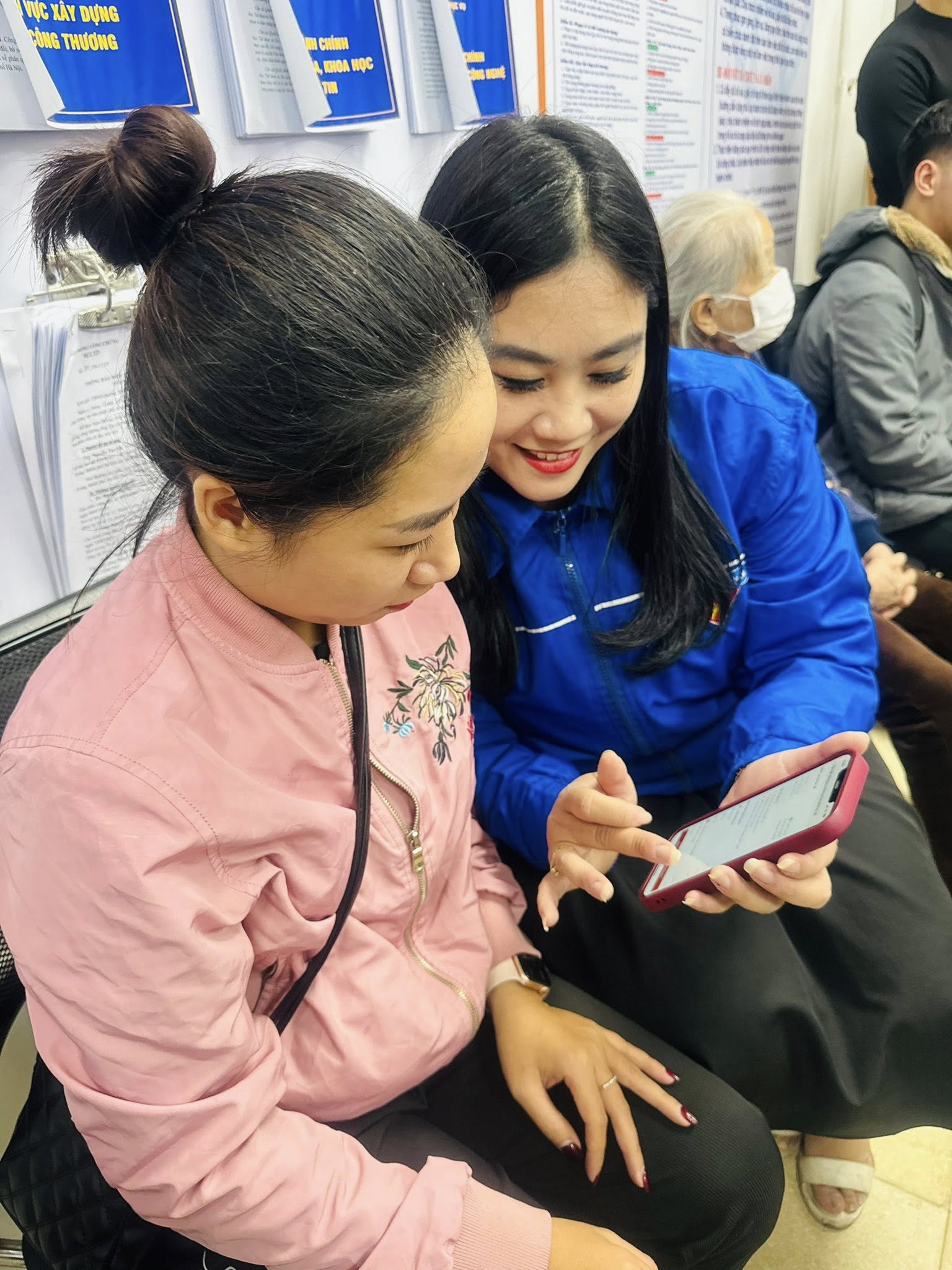 Phường Vĩnh Tuy ra quân triển khai chiến dịch hỗ trợ người dân tạo và sử dụng chứng thư chữ ký số công cộng trên ứng dụng VneID.- Ảnh 1.