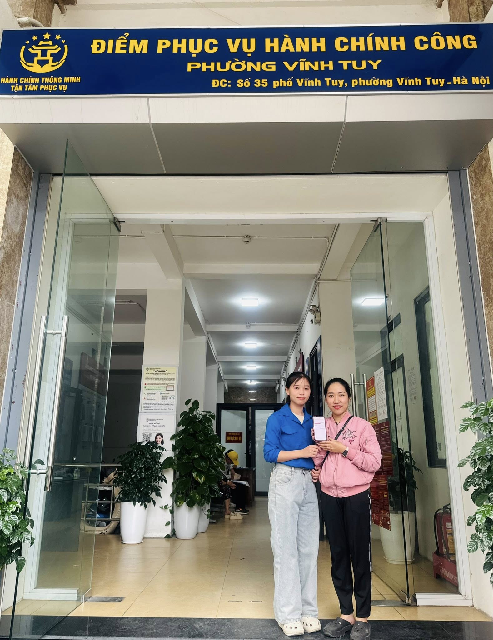 Phường Vĩnh Tuy ra quân triển khai chiến dịch hỗ trợ người dân tạo và sử dụng chứng thư chữ ký số công cộng trên ứng dụng VneID.- Ảnh 5.