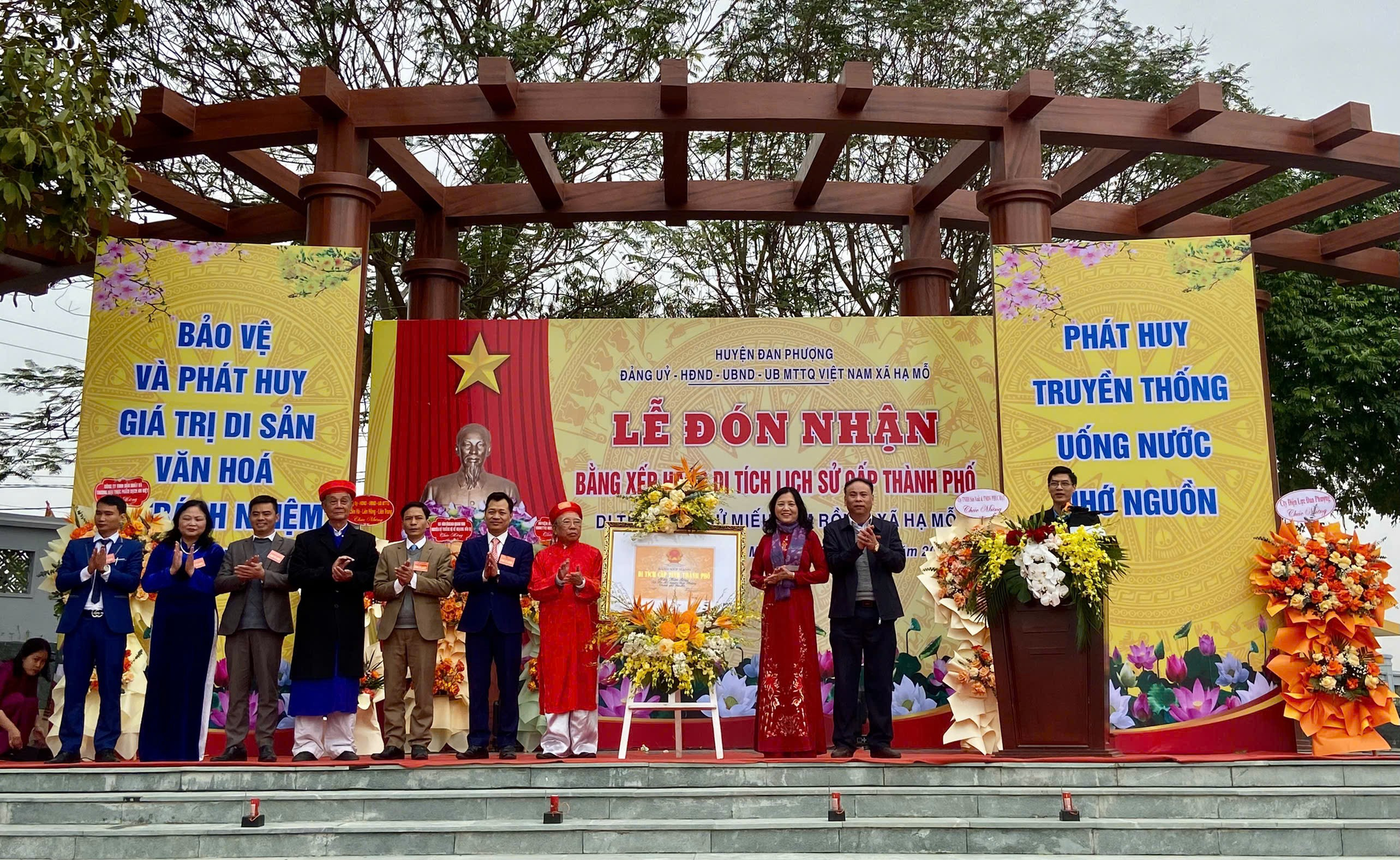 Xã Hạ Mỗ đón nhận Bằng xếp hạng di tích lịch sử cấp thành phố miếu Hàm Rồng- Ảnh 1.