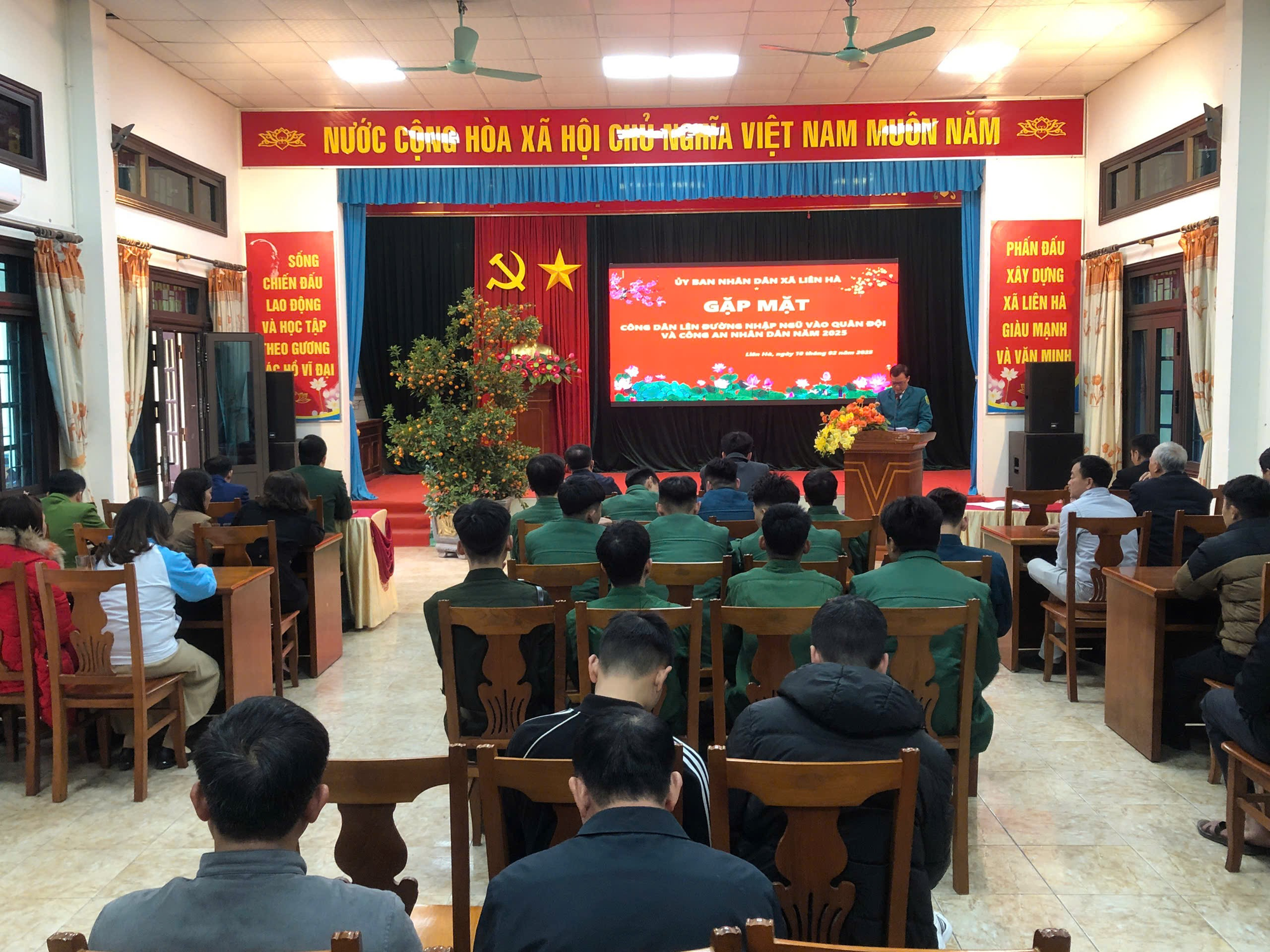 UBND xã Liên Hà tổ chức gặp mặt công dân lên đường nhập ngũ vào Quân đội và Công an Nhân dân năm 2025.- Ảnh 1.