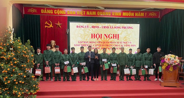 ĐẢNG UỶ-HĐND-UBND-UB MTTQ XÃ SONG PHƯƠNG GẶP MẶT ĐỘNG VIÊN CÁC QUÂN NHÂN XUẤT NGŨ VÀ GIAO NHIỆM VỤ CHO CÁC QUÂN NHÂN NHẬP NGŨ NĂM 2025.- Ảnh 9.