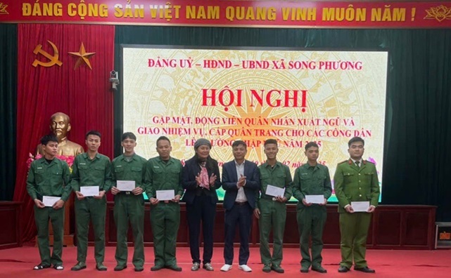 ĐẢNG UỶ-HĐND-UBND-UB MTTQ XÃ SONG PHƯƠNG GẶP MẶT ĐỘNG VIÊN CÁC QUÂN NHÂN XUẤT NGŨ VÀ GIAO NHIỆM VỤ CHO CÁC QUÂN NHÂN NHẬP NGŨ NĂM 2025.- Ảnh 10.