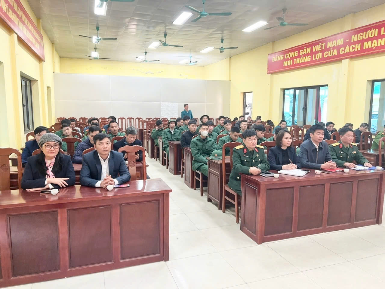 ĐẢNG UỶ-HĐND-UBND-UB MTTQ XÃ SONG PHƯƠNG GẶP MẶT ĐỘNG VIÊN CÁC QUÂN NHÂN XUẤT NGŨ VÀ GIAO NHIỆM VỤ CHO CÁC QUÂN NHÂN NHẬP NGŨ NĂM 2025.- Ảnh 3.