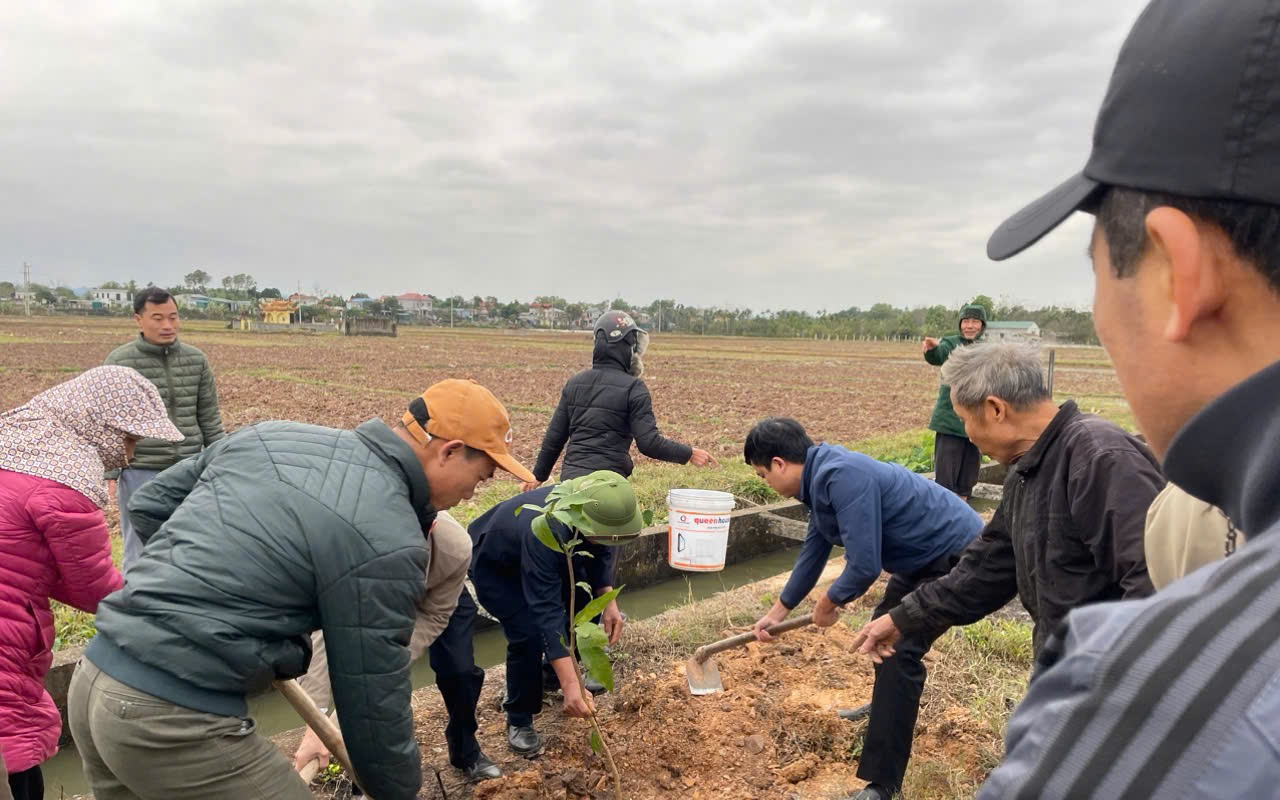 Ảnh tham gia hoạt động trồng cây của cán bộ và nhân dân xã Cao Sơn Tiến. 