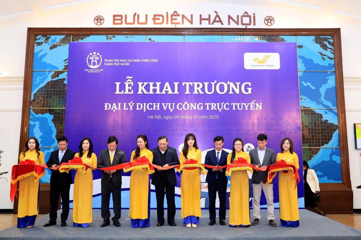 Người dân Hà Nội có thể làm thủ tục hành chính tại Bưu điện Trung tâm Hoàn Kiếm- Ảnh 1.