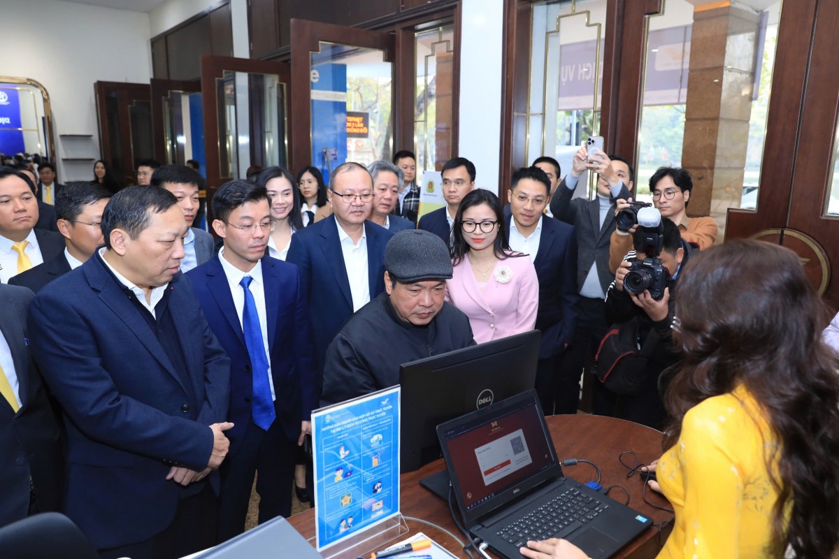 Người dân Hà Nội có thể làm thủ tục hành chính tại Bưu điện Trung tâm Hoàn Kiếm- Ảnh 3.