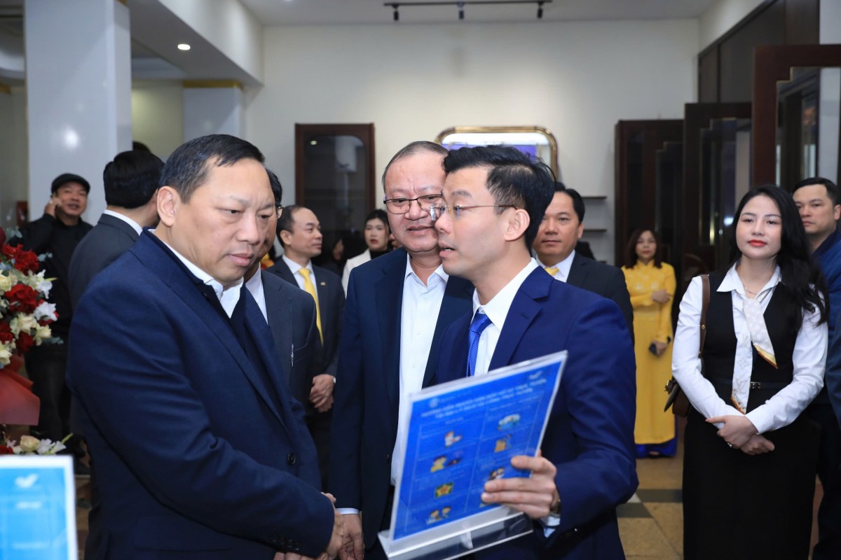 Người dân Hà Nội có thể làm thủ tục hành chính tại Bưu điện Trung tâm Hoàn Kiếm- Ảnh 2.