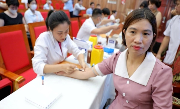 Huyện Hoài Đức triển khai phong trào hiến máu tình nguyện năm 2025 phấn đấu thực hiện vượt chỉ tiêu giao 1.632 đơn vị máu an toàn- Ảnh 2.