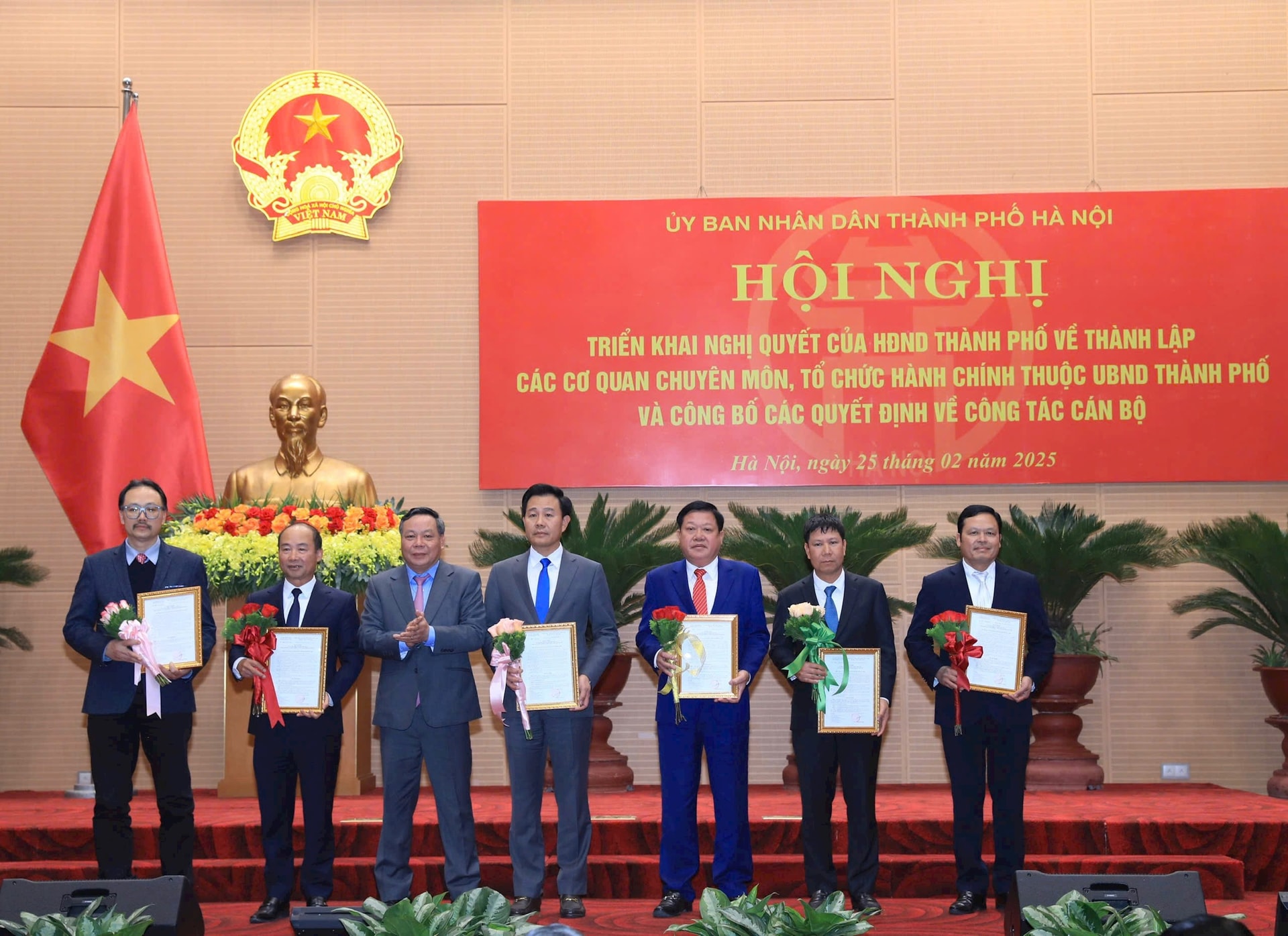 Hà Nội bổ nhiệm cán bộ các sở, ngành sau hợp nhất, sáp nhập- Ảnh 7.