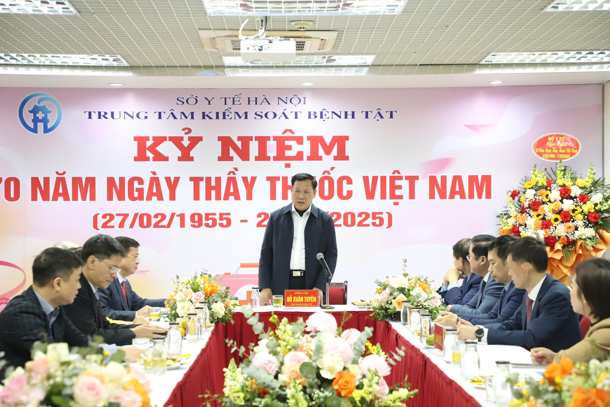 Thứ trưởng Bộ Y tế Đỗ Xuân Tuyên thăm và chúc mừng Trung tâm Kiểm soát bệnh tật thành phố Hà Nội- Ảnh 1.