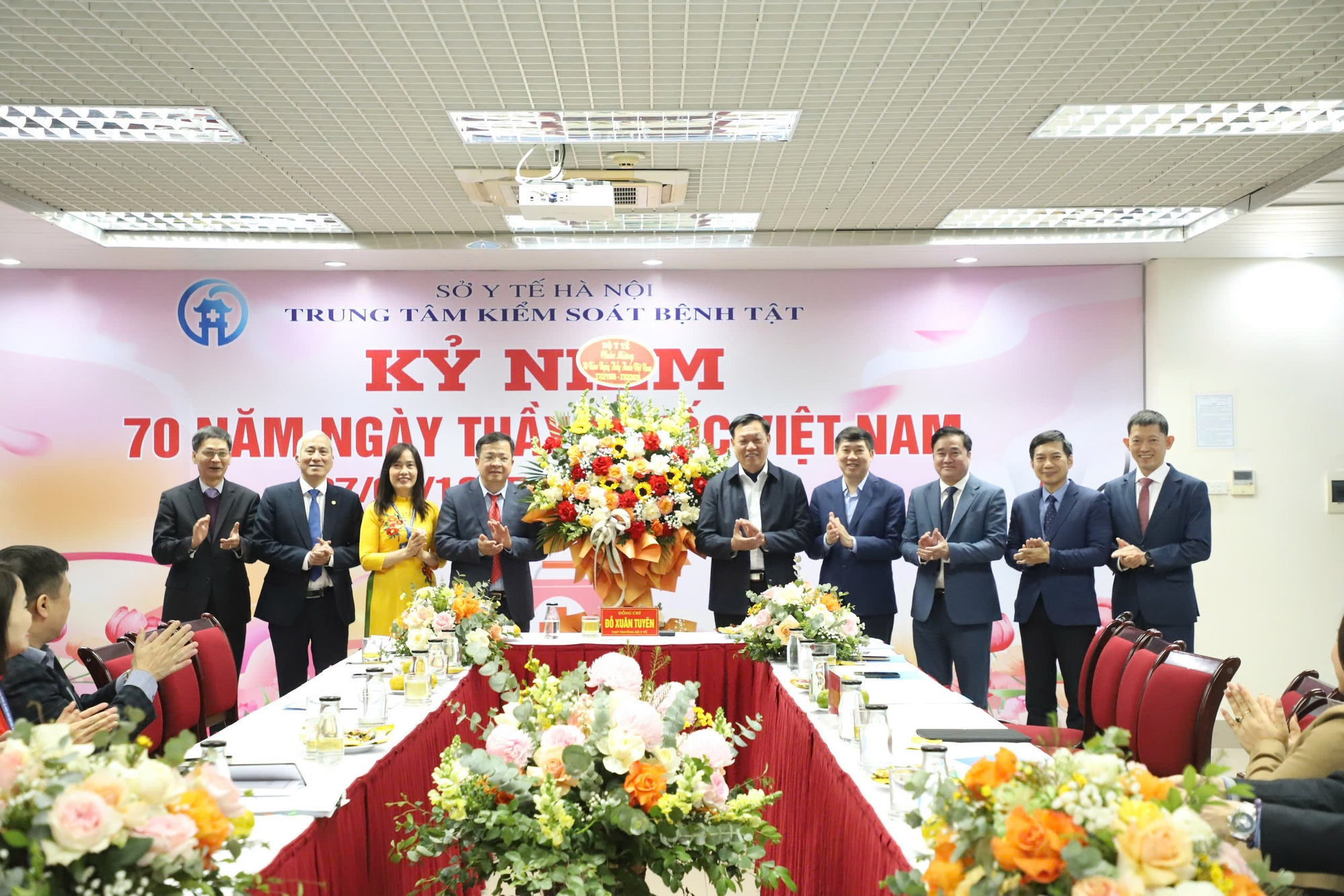 Thứ trưởng Bộ Y tế Đỗ Xuân Tuyên thăm và chúc mừng Trung tâm Kiểm soát bệnh tật thành phố Hà Nội- Ảnh 2.