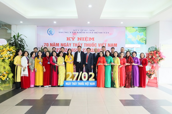 Thứ trưởng Bộ Y tế Đỗ Xuân Tuyên thăm và chúc mừng Trung tâm Kiểm soát bệnh tật thành phố Hà Nội- Ảnh 3.