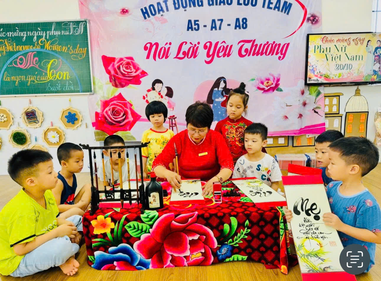 Tấm gương về cô giáo tài hoa và giàu lòng nhân ái- Ảnh 1.