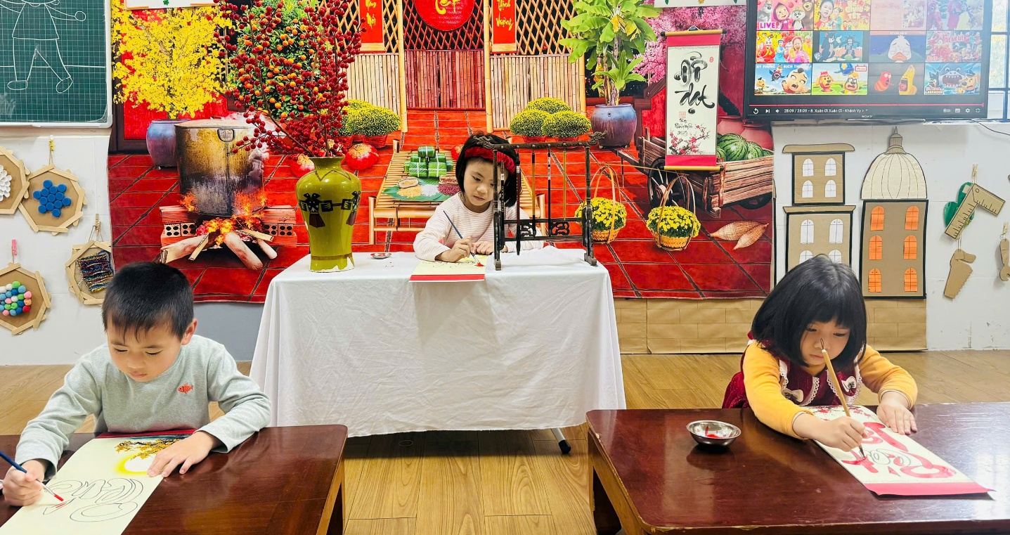 Tấm gương về cô giáo tài hoa và giàu lòng nhân ái- Ảnh 2.