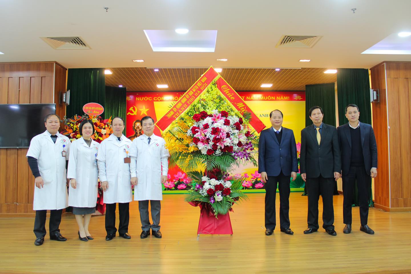Có thể là hình ảnh về 7 người, đền thờ, cái bục và văn bản