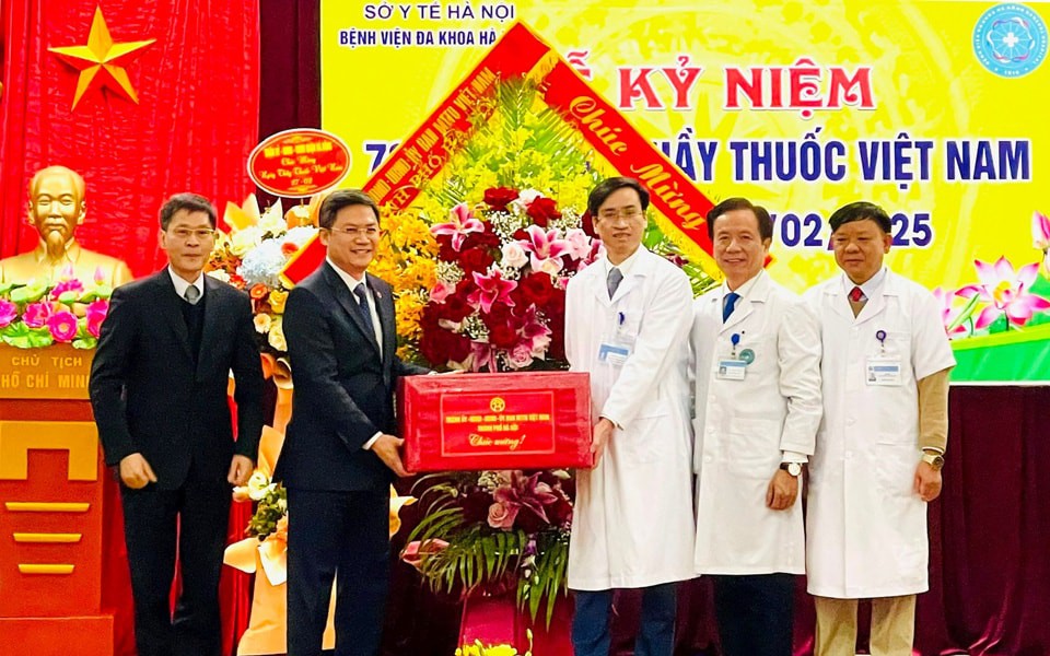 Trưởng ban Tổ chức Thành ủy Hà Minh Hải chúc mừng các y, bác sĩ Bệnh viện Đa khoa Hà Đông