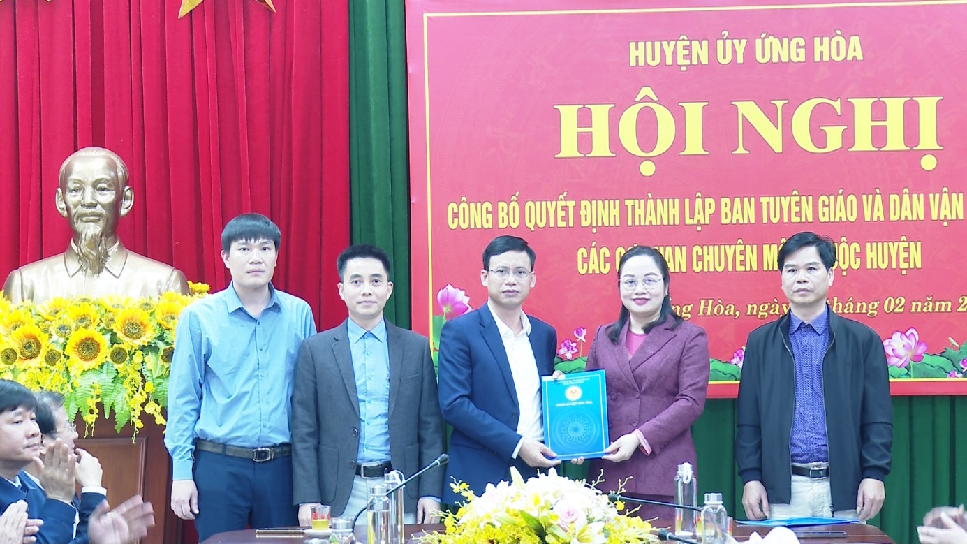 Công bố quyết định thành lập Ban Tuyên giáo và Dân vận Huyện uỷ.- Ảnh 4.