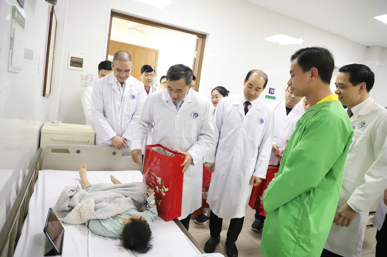 Cán bộ ngành Y tế Hà Nội tận tâm và thầm lặng chăm sóc sức khỏe người bệnh