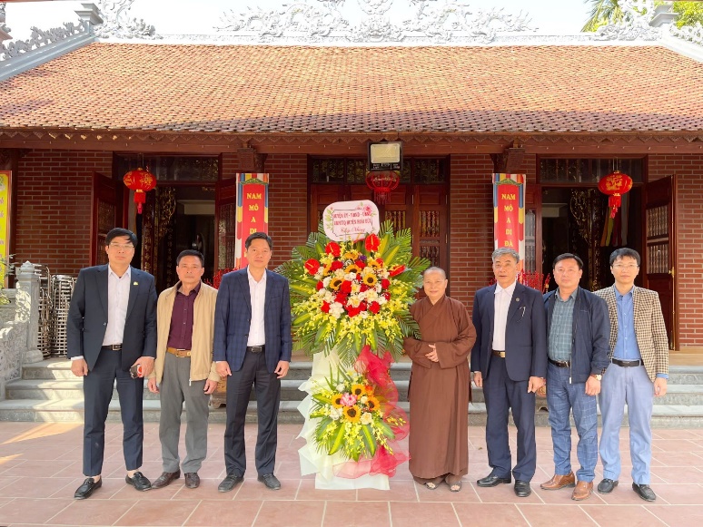 Đồng chí Phùng Bá Nhân-Ủy viên BTV, Trưởng Ban Dân vận, Chánh Văn phòng Huyện ủy thăm, tặng quà chùa Diên Phúc xã Sơn Đồng nhân dịp Tết Nguyên đán- Ảnh 1.