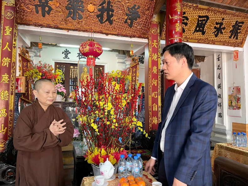 Đồng chí Phùng Bá Nhân-Ủy viên BTV, Trưởng Ban Dân vận, Chánh Văn phòng Huyện ủy thăm, tặng quà chùa Diên Phúc xã Sơn Đồng nhân dịp Tết Nguyên đán- Ảnh 2.