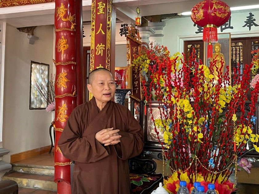 Đồng chí Phùng Bá Nhân-Ủy viên BTV, Trưởng Ban Dân vận, Chánh Văn phòng Huyện ủy thăm, tặng quà chùa Diên Phúc xã Sơn Đồng nhân dịp Tết Nguyên đán- Ảnh 3.
