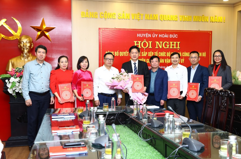 Huyện ủy công bố Quyết định về sắp xếp tổ chức bộ máy và công tác cán bộ ban Tuyên giáo và Dân vận Huyện ủy- Ảnh 4.