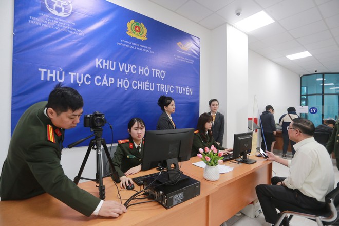 Người dân Hà Nội trải nghiệm thủ tục cấp hộ chiếu trực tuyến, nhận kết quả tại nhà- Ảnh 2.