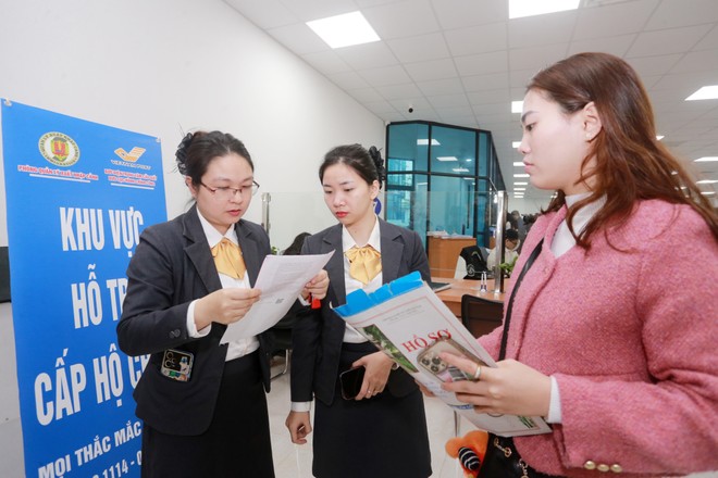 Người dân Hà Nội trải nghiệm thủ tục cấp hộ chiếu trực tuyến, nhận kết quả tại nhà- Ảnh 5.